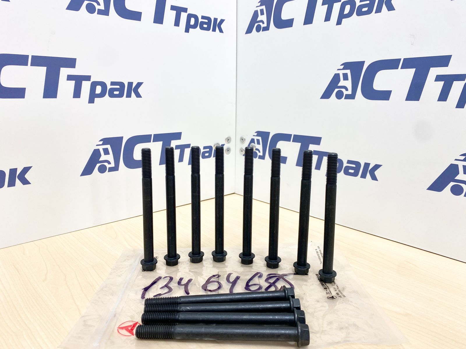 Болт с буртиком с шестигранной головкой